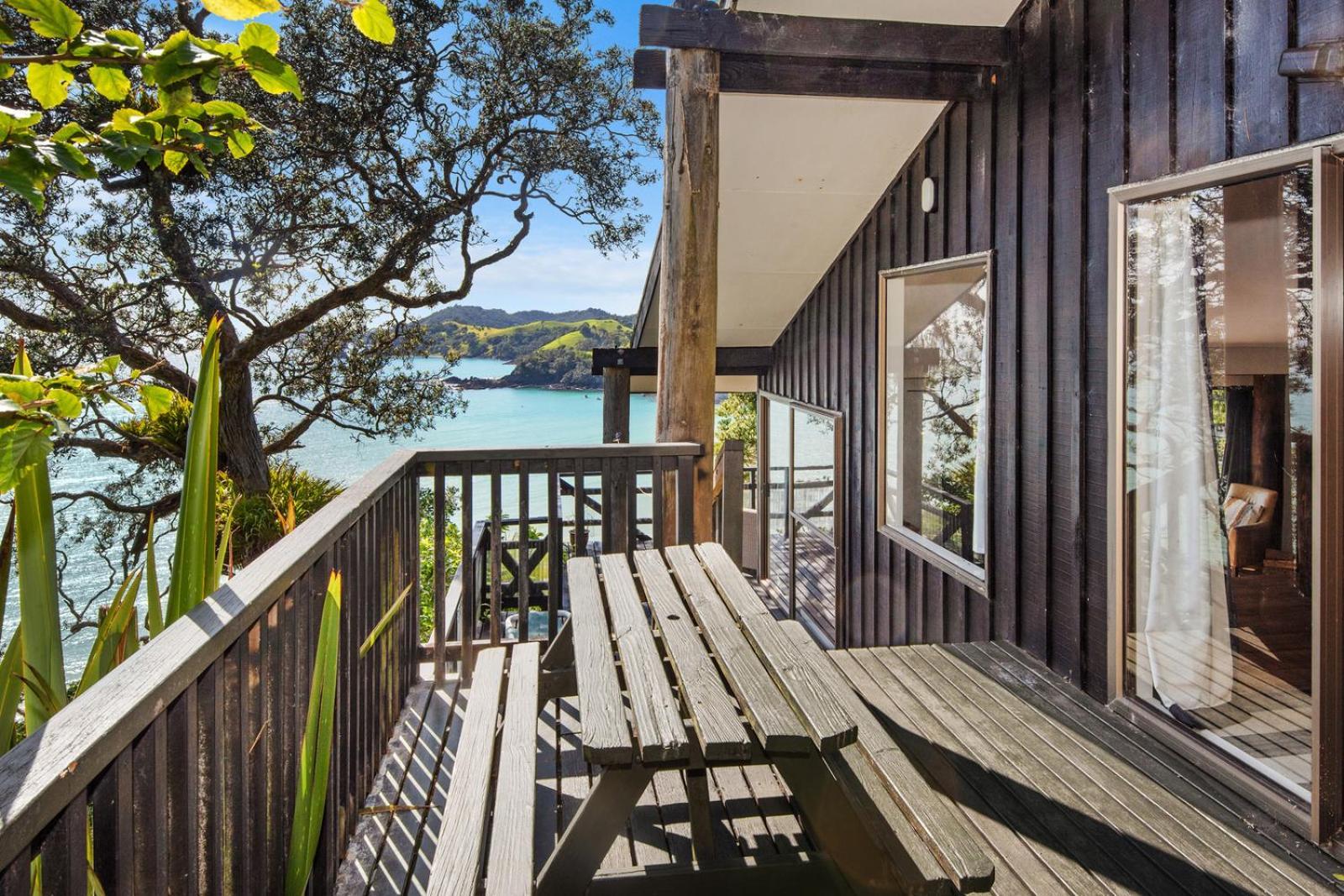 Bayview Beauty - Helena Bay Holiday Home Lyttelton ภายนอก รูปภาพ